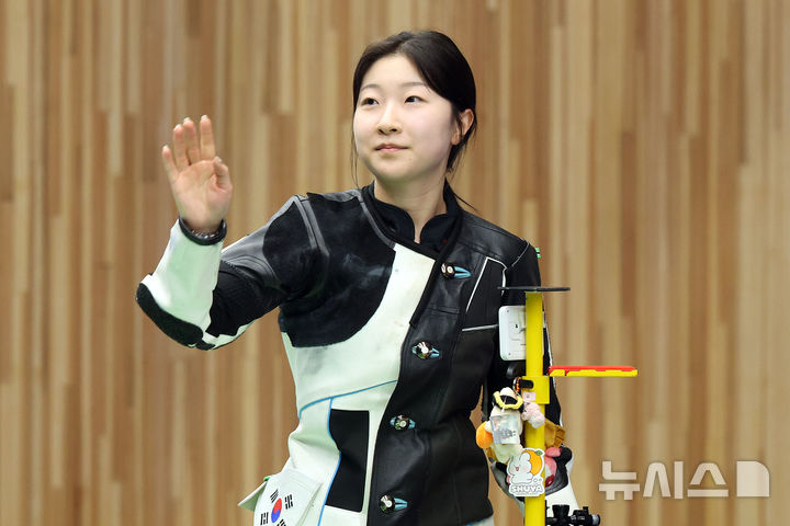 [도요타(일본)=뉴시스] 황준선 기자 = 20일(현지 시간) 일본 도요타시 아이치현 종합사격장에서 열린 2026 아이치·나고야 아시안게임 사격 여자 10m 공기소총 개인전 결선에서 한국 반효진이 경기를 마친 뒤 인사하고 있다. 반효진은 동메달을 획득했다. 2026.09.20. hwang@newsis.com