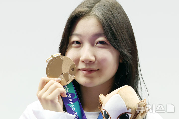 [도요타(일본)=뉴시스] 황준선 기자 = 20일(현지 시간) 일본 도요타시 아이치현 종합사격장에서 열린 2026 아이치·나고야 아시안게임 사격 여자 10m 공기소총 개인전 시상식에서 동메달을 획득한 한국 반효진이 기념촬영을 하고 있다. 2026.09.20. hwang@newsis.com
