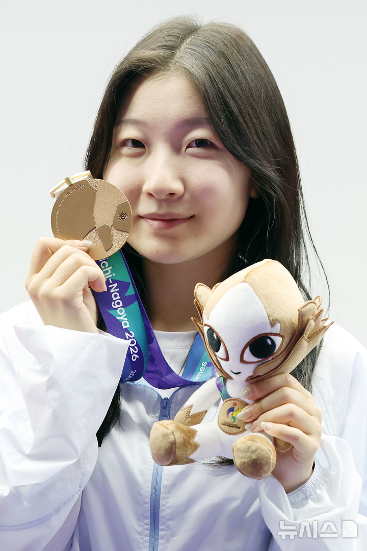 [도요타(일본)=뉴시스] 황준선 기자 = 20일(현지 시간) 일본 도요타시 아이치현 종합사격장에서 열린 2026 아이치·나고야 아시안게임 사격 여자 10m 공기소총 개인전 시상식에서 동메달을 획득한 한국 반효진이 기념촬영을 하고 있다. 2026.09.20. hwang@newsis.com