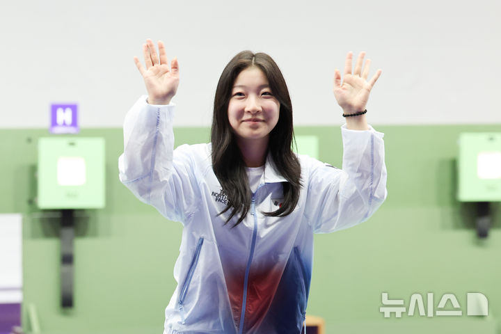 [도요타(일본)=뉴시스] 황준선 기자 = 20일(현지시간) 일본 도요타시 아이치현 종합사격장에서 열린 2026 아이치·나고야 아시안게임 사격 여자 10m 공기소총 개인전 시상식에서 동메달을 차지한 한국 반효진이 관중들에게 인사하고 있다. 2026.09.20. hwang@newsis.com