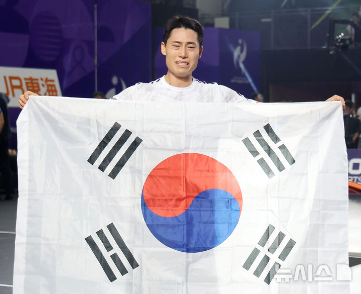 [나고야(일본)=뉴시스] 이영환 기자 = 20일 오후(현지 시간) 일본 아이치현 나고야시 히가시 스포츠센터에서 열린 2026 아이치·나고야 아시안게임 테크볼 남자 단식 결승에서 한국 이준석이 이라크의 알리 잘릴 메즈헤르 알레야위를 제치고 금메달을 확정짓자 태극기를 들고 있다. 2026.09.20. 20hwan@newsis.com