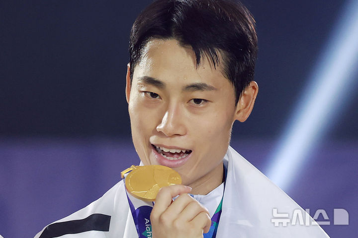 [나고야(일본)=뉴시스] 이영환 기자 = 20일 오후(현지 시간) 일본 아이치현 나고야시 히가시 스포츠센터에서 열린 2026 아이치·나고야 아시안게임 테크볼 남자 단식 시상식에서 금메달을 획득한 한국 이준석이 기념촬영을 하고 있다. 2026.09.20. 20hwan@newsis.com