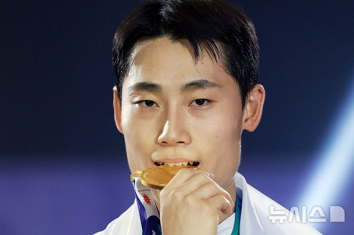[나고야(일본)=뉴시스] 이영환 기자 = 20일 오후(현지 시간) 일본 아이치현 나고야시 히가시 스포츠센터에서 열린 2026 아이치·나고야 아시안게임 테크볼 남자 단식 시상식에서 금메달을 획득한 한국 이준석이 기념촬영을 하고 있다. 2026.09.20. 20hwan@newsis.com