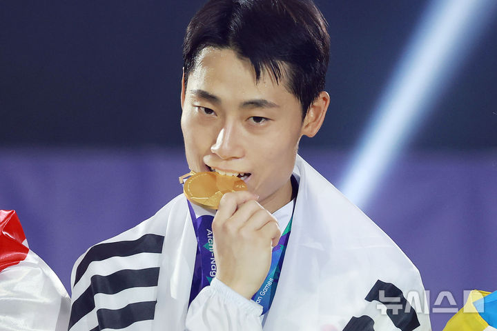 [나고야(일본)=뉴시스] 이영환 기자 = 20일 오후(현지 시간) 일본 아이치현 나고야시 히가시 스포츠센터에서 열린 2026 아이치·나고야 아시안게임 테크볼 남자 단식 시상식에서 금메달을 획득한 한국 이준석이 기념촬영을 하고 있다. 2026.09.20. 20hwan@newsis.com