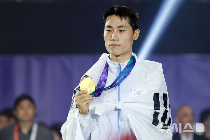 [나고야(일본)=뉴시스] 이영환 기자 = 20일 오후(현지 시간) 일본 아이치현 나고야시 히가시 스포츠센터에서 열린 2026 아이치·나고야 아시안게임 테크볼 남자 단식 시상식에서 한국 이준석이 금메달을 목에 걸고 있다. 2026.09.20. 20hwan@newsis.com