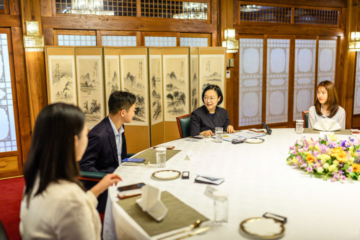 [서울=뉴시스] 조수정 기자 = 한성숙 국무총리가 20일 오후 서울 종로구 국무총리 서울공관에서 과학기술계 청년연구자들과 제5회 열린 브런치를 하고 있다. (사진=총리실 제공) 2026.09.20. chocrystal@newsis.com *재판매 및 DB 금지