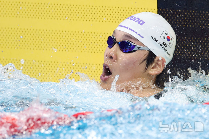 [도쿄(일본)=뉴시스] 김금보 기자 = 20일 일본 도쿄도 고토구 도쿄아쿠아틱스센터에서 열린 2026 아이치·나고야 아시안게임 경영 남자 자유영 100m 결선에서 한국 김영범이 기록 확인을 하고 있다. 김영범은 은메달을 획득했다. 2026.06.20. kgb@newsis.com