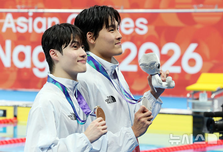 [도쿄(일본)=뉴시스] 김금보 기자 = 20일 일본 도쿄도 고토구 도쿄아쿠아틱스센터에서 열린 2026 아이치·나고야 아시안게임 경영 남자 자유영 100m 시상식에서 은메달을 획득한 김영범, 동메달을 획득한 황선우가 기념촬영을 하고 있다. 2026.06.20. kgb@newsis.com