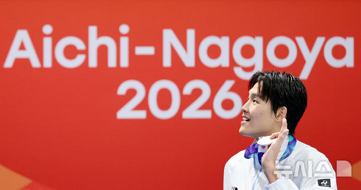 [도쿄(일본)=뉴시스] 김금보 기자 = 20일 일본 도쿄도 고토구 도쿄아쿠아틱스센터에서 열린 2026 아이치·나고야 아시안게임 경영 남자 자유형 100m 시상식에서 은메달을 획득한 김영범이 기뻐하고 있다. 2026.06.20. kgb@newsis.com