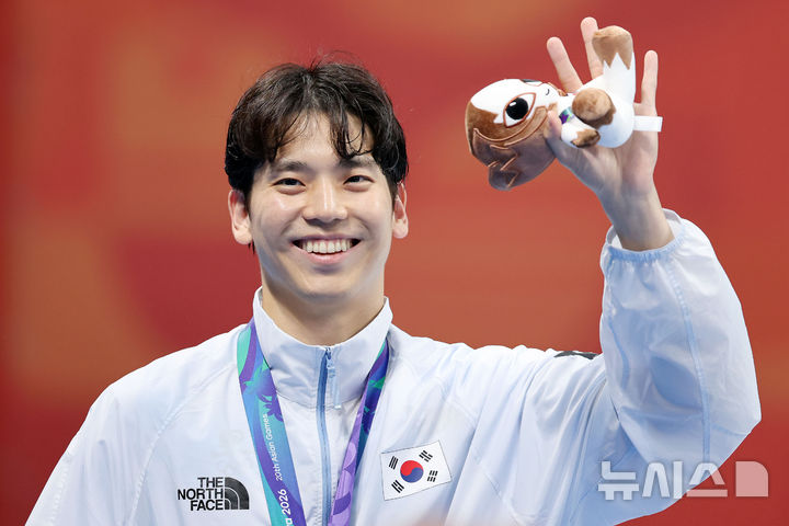 [도쿄(일본)=뉴시스] 김금보 기자 = 20일 일본 도쿄도 고토구 도쿄아쿠아틱스센터에서 열린 2026 아이치·나고야 아시안게임 경영 남자 배영 100m 시상식에서 동메달을 획득한 한국 이주호가 인사하고 있다. 2026.06.20. kgb@newsis.com