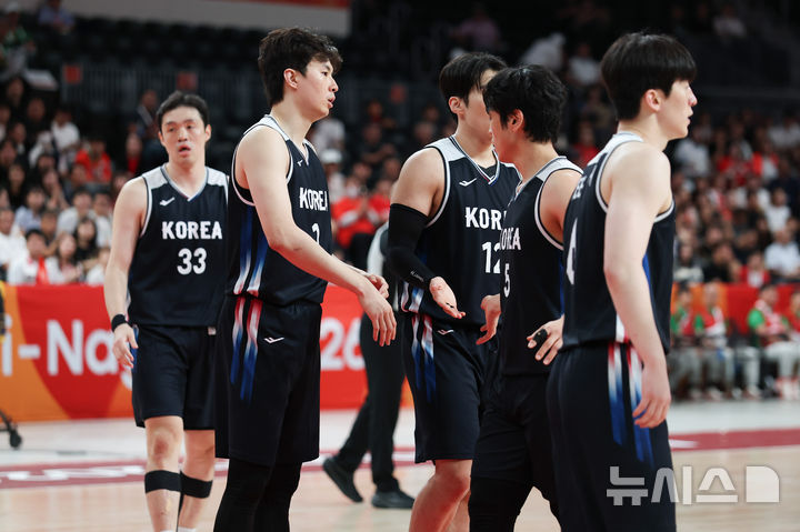 [나고야(일본)=뉴시스] 황준선 기자 = 20일 오후(현지 시간) 일본 아이치현 나고야시 아이치 인터내셔널 아레나에서 열린 2026 아이치·나고야 아시안게임 남자 농구 결승 한국과 일본의 경기, 한국 이현중이 동료들을 격려하고 있다. 2026.09.20. hwang@newsis.com