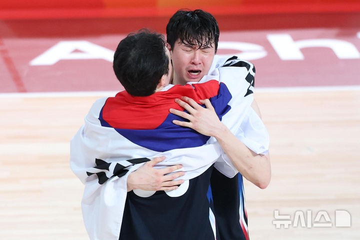[나고야(일본)=뉴시스] 황준선 기자 = 20일 오후(현지 시간) 일본 아이치현 나고야시 아이치 인터내셔널 아레나에서 열린 2026 아이치·나고야 아시안게임 남자 농구 결승 한국과 일본의 경기, 65-55 승리하며 금메달을 획득한 한국 이현중이 기뻐하고 있다. 2026.09.20. hwang@newsis.com