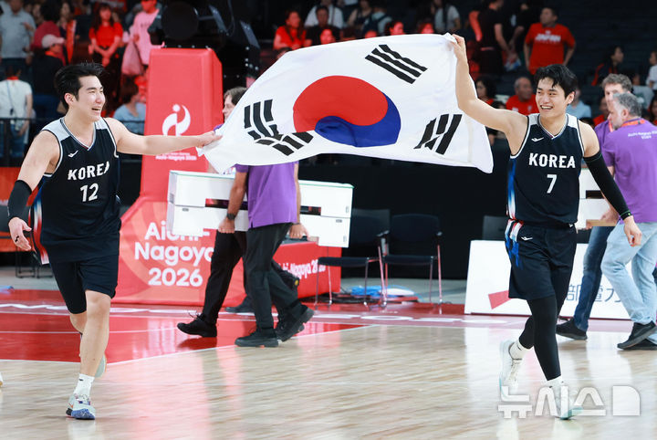 [나고야(일본)=뉴시스] 이영환 기자 = 20일 오후(현지 시간) 일본 아이치현 나고야시 아이치 인터내셔널 아레나에서 열린 2026 아이치·나고야 아시안게임 남자 농구 결승 한국과 일본의 경기, 65-55로 승리하며 금메달을 획득한 한국 유기상과 문정현이 태극기를 들고 기뻐하고 있다. 2026.09.20. 20hwan@newsis.com