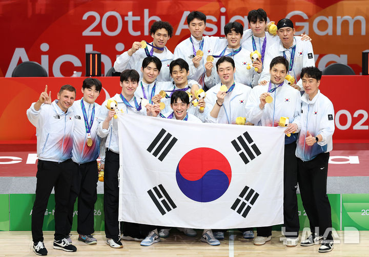 [나고야(일본)=뉴시스] 황준선 기자 = 20일 오후(현지 시간) 일본 아이치현 나고야시 아이치 인터내셔널 아레나에서 열린 2026 아이치·나고야 아시안게임 남자 농구 시상식에서 금메달을 획득한 한국 니콜라스 마줄스 감독을 비롯한 선수들이 기념촬영을 하고 있다. 2026.09.20. hwang@newsis.com