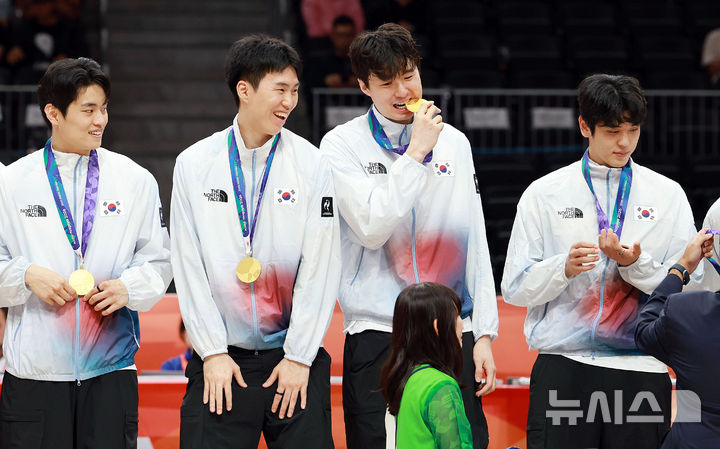 [나고야(일본)=뉴시스] 이영환 기자 = 20일 오후(현지 시간) 일본 아이치현 나고야시 아이치 인터내셔널 아레나에서 열린 2026 아이치·나고야 아시안게임 남자 농구 시상식에서 금메달을 획득한 한국 이현중을 비롯한 선수들이 기념촬영을 하고 있다. 2026.09.20. 20hwan@newsis.com