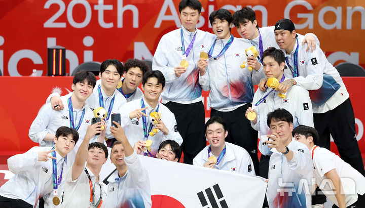 [나고야(일본)=뉴시스] 황준선 기자 = 20일 오후(현지 시간) 일본 아이치현 나고야시 아이치 인터내셔널 아레나에서 열린 2026 아이치·나고야 아시안게임 남자 농구 시상식에서 금메달을 획득한 한국 니콜라스 마줄스 감독을 비롯한 선수들이 기념촬영을 하고 있다. 2026.09.20. hwang@newsis.com