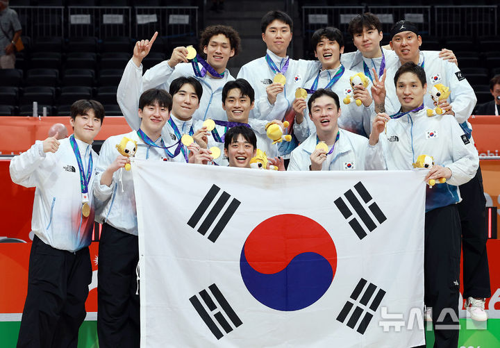 [나고야(일본)=뉴시스] 이영환 기자 = 20일 오후(현지 시간) 일본 아이치현 나고야시 아이치 인터내셔널 아레나에서 열린 2026 아이치·나고야 아시안게임 남자 농구 시상식에서 금메달을 획득한 한국 선수들이 기념촬영을 하고 있다. 2026.09.20. 20hwan@newsis.com