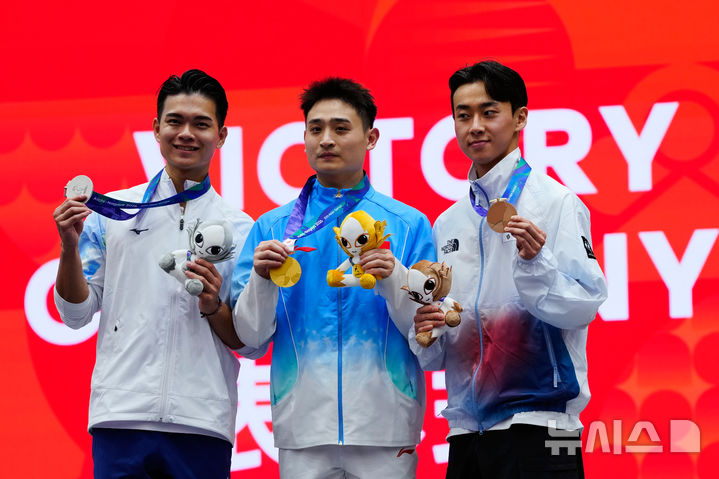 [나고야=AP/뉴시스] 안현기(오른쪽)가 21일 일본 나고야 아이치현 무도관에서 열린 2026 아이치·나고야 아시안게임 우슈 남자 태극권·태극검 전능에서 동메달을 획득했다. 2026.09.21.