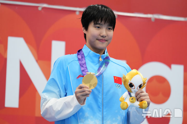 [도쿄=AP/뉴시스] 위쯔디(중국)가 21일 일본 도쿄 아쿠아틱스센터에서 열린 2026 아이치·나고야 아시안게임 경영 여자 개인혼영 200m에서 금메달을 딴 뒤 시상식에서 포즈를 취하고 있다. 2026.09.21