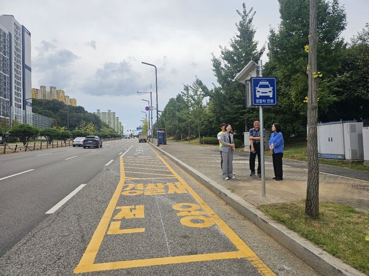 [화성=뉴시스] 화성시 향남읍 LH행복주택 인근에 설치된 경찰차 전용주차구역. 최은희 화성시의회 의원(사진 왼쪽 첫 번째)와 공직자들이 표지판 설치 후 이야기를 나누고 있다. (사진=화성시 제공) 2026.09.21. photo@newsis.com *재판매 및 DB 금지