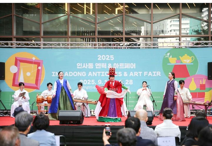 10월 1일 오후 2시 남인사마당에서는 ‘2026 인사동 엔틱&아트페어’의 시작을 알리는 공식 개막식이 열린다. *재판매 및 DB 금지