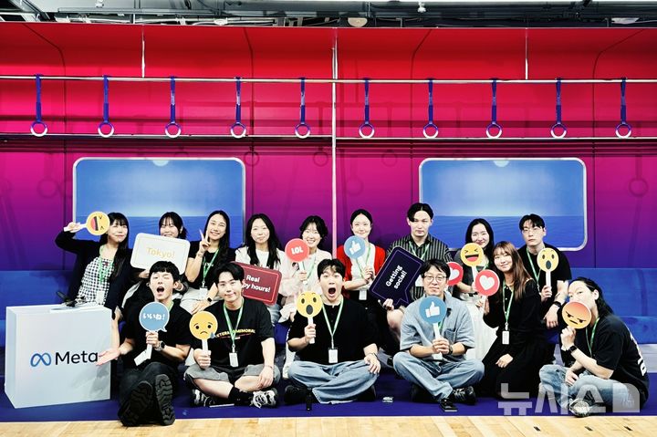 [서울=뉴시스]LG유플러스는 지난 18일 U+BOOSTUS 우수 활동자 12명과 일본 도쿄에서 해외 탐방 프로그램을 진행했다. 사진은 참가자들이 메타 현지 오피스에서 기념 촬영하는 모습. (사진=LG유플러스 제공)