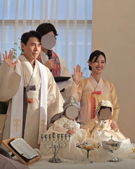 [서울=뉴시스] 지소연과 송재희가 돌잔치에서 사진을 찍는 모습이다. (사진= 지소연 SNS 캡처) 2026.09.21. photo@newsis.com *재판매 및 DB 금지