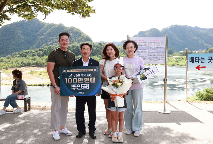 영월군 대표 역사·문화 관광지인 장릉과 청령포의 2026년 누적 관람객 100만명 돌파를 기념해 김길수 영월군수가 100만 번째 관람객에게 기념선물과 꽃다발을 전달하고 있다.(사진=영월군 제공) *재판매 및 DB 금지