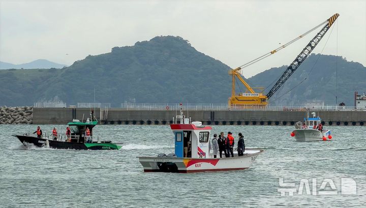 [서울=뉴시스] 지난 18일 부산 강서구 천성항에서 열린 인공지능(AI) 설계 어선 '카이브 1·2·3호' 승선 체험 모습.