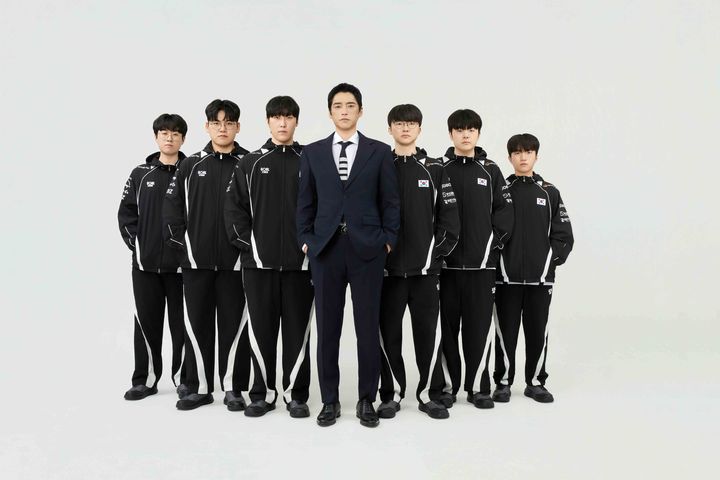 [서울=뉴시스] W컨셉이 국내 온라인 단독으로 '2026 아시안게임 리그 오브 레전드(LoL) 국가대표 트레이딩 카드'를 28일 오전 10시부터 해당 상품을 선착순 한정 수량으로 판매한다. (사진=W컨셉 제공) 2026.09.24. photo@newsis.com *재판매 및 DB 금지