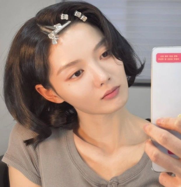 [서울=뉴시스] 김유정이 거울 앞에서 셀카를 찍는 모습이다. (사진= 김유정 SNS 캡처) 2026.09.21. photo@newsis.com *재판매 및 DB 금지