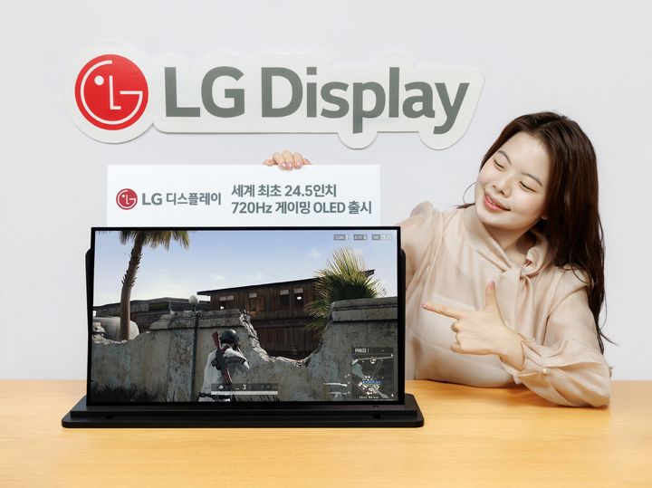 [서울=뉴시스]LG디스플레이 직원이 '24.5인치 720Hz 게이밍 OLED' 패널을 소개하고 있다. (사진=LG디스플레이 제공) 2026.09.21. photo@newsis.com *재판매 및 DB 금지