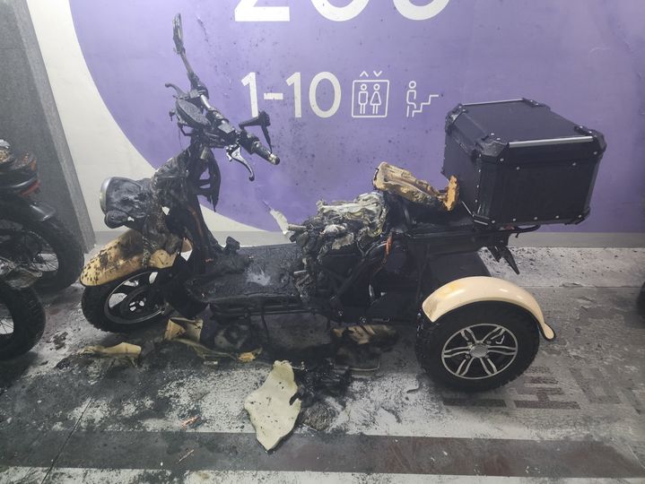 [부산=뉴시스] 21일 오전 부산 북구의 한 7층짜리 아파트 지하주차장에 주차돼 있던 전기 오토바이에서 불이 났다. (사진=부산소방재난본부 제공) 2026.09.21 photo@newsis.com *재판매 및 DB 금지