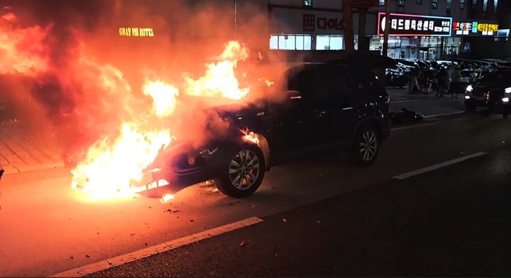 [부산=뉴시스] 20일 오후 부산 연제구에서 주행 중인 승용차에서 불이 났다. (사진=부산소방재난본부 제공) 2026.09.21 photo@newsis.com *재판매 및 DB 금지