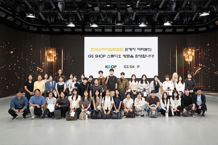 GS리테일은 전국 12개 대학의 소비자학 전공 대학생과 대학원생 47명에게 총 7500만원의 장학금을 전달했다고 21일 밝혔다. *재판매 및 DB 금지