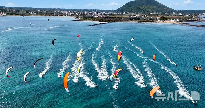 [제주=뉴시스] 제주국제슈퍼컵카이트보딩대회(JEJU SUPER CUP KITE & WING 2026) 하늘에서 바라본 포뮬러카이트 경기 모습. (사진=대회 주최측 제공) 2026.09.21. photo@newsis.com *재판매 및 DB 금지