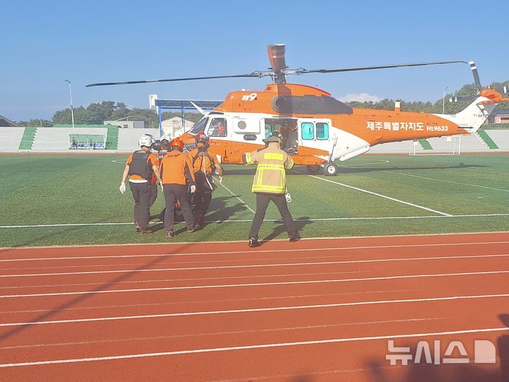[제주=뉴시스] 20일 오전 제주 서귀포시 안덕면 소재 밭에서 트랙터 전복사고로 중상을 입은 70대가 소방당국에 의해 헬기 이송되고 있다. (사진=제주소방안전본부 제공) 2026.09.21. photo@newsis.com