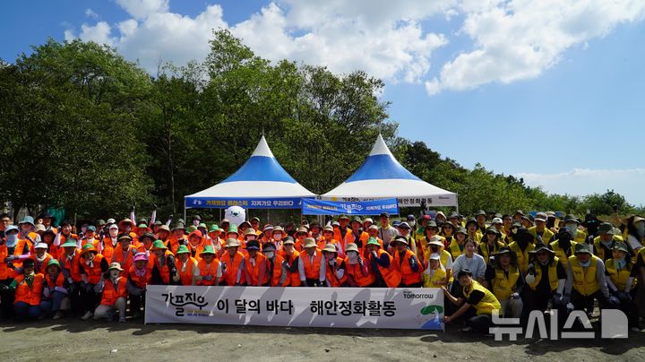 [서울=뉴시스] 해양환경공단은 19일 서천군 비인면 다사리 해변 일대에서 '가플지우' 파트너사 및 일반 시민들과 연안정화 활동을 실시했다.