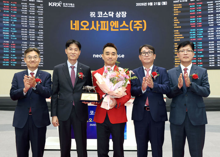 한국거래소 코스닥시장본부는 21일 오전 9시 서울 여의도 사옥 홍보관에서 생성형 AI 기반 음성 생성 서비스 기업 네오사피엔스의 코스닥시장 상장기념식을 개최했다. (왼쪽부터) 박종식 한국IR협의회 부회장, 민경욱 한국거래소 코스닥시장본부장, 김태수 네오사피엔스 대표이사, 진승욱 대신증권 대표이사, 안승근 코스닥협회 부회장.(사진=한국거래소 제공) photo@newsis.com *재판매 및 DB 금지