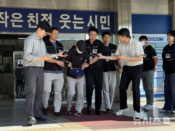 [평택=뉴시스] 양효원기자 = 21일 오전 '7명 사상 안성 나눔장터 돌진 사고'를 낸 60대 운전자가 구속 전 피의자 심문을 위해 평택경찰서를 나서고 있다. (사진=독자 제공) 2026.9.21. hyo@newsis.com *재판매 및 DB 금지