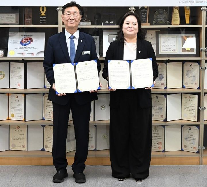 [대전=뉴시스] 왼쪽부터 김제선 대전중구청장과 이정화 대전보건대 총장. (사진=대전보건대 제공) 2026.09.21. photo@newsis.com *재판매 및 DB 금지