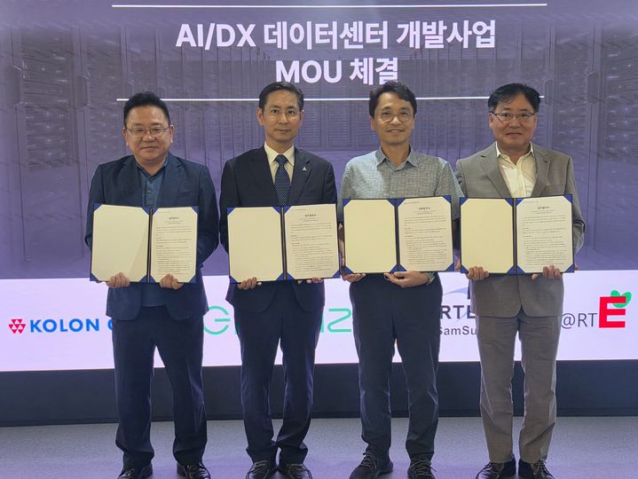 [서울=뉴시스] 스마트E 임석우 대표, 코오롱글로벌 류현준 AM실장, 그리드위즈 류준우 사장, 삼성파워텍 이태식 부사장(왼쪽부터). (제공=코오롱글로벌) 2026.09.21. photo@newsis.com *재판매 및 DB 금지