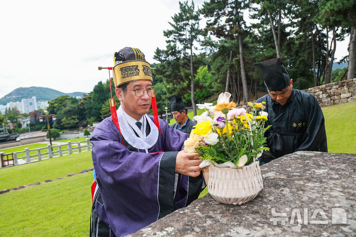 [김해=뉴시스]정영두 김해시장 수로왕릉·왕비릉서 취임 고유제 봉행. (사진=김해시 제공). 2026.09.21. photo@newsis.com