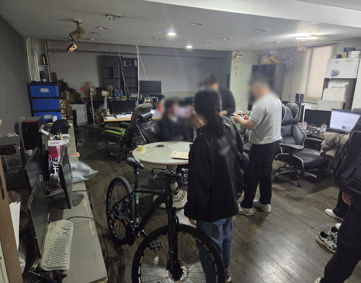 [부산=뉴시스] 급전이 필요한 저신용자들에게 휴대전화를 개통하게 한 뒤 단말기를 넘겨받고 현금을 지급하는 이른바 '휴대폰깡'으로 통신사와 보험사로부터 9억원 상당을 가로챈 일당이 경찰에 붙잡혔다. 경찰이 불법사금융업 운영자 A씨 사무실에서 압수한 PC, 휴대폰, 상담매뉴얼 사진. (사진=부산경찰청 제공) 2026.09.21. photo@newsis.com *재판매 및 DB 금지