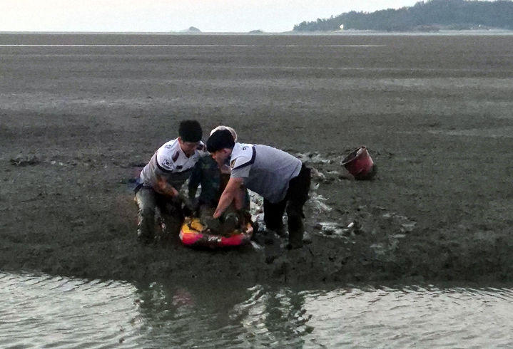 [목포=뉴시스] 갯벌에 고립된 80대 치매 노인을 구조하는 목포해경. (사진=목포해경 제공) 2026.09.21. photo@newsis.com *재판매 및 DB 금지