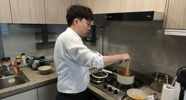 [서울=뉴시스]부동산 전문가 김인만 소장과 경기 화성시 동탄 소재 자신의 전셋집을 공개하며 부동산정책의 허점을 지적했다.&nbsp; 사진 유튜브 채널 '이준석' 캡처 *재판매 및 DB 금지