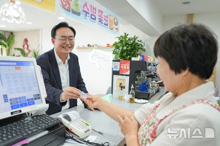 [나주=뉴시스] 윤병태 나주시장(왼쪽)이 관내 상가에서 민생회복지원금 '선불카드'로 결제를 진행하고 있다. (사진=나주시 제공) photo@newsis.com *재판매 및 DB 금지