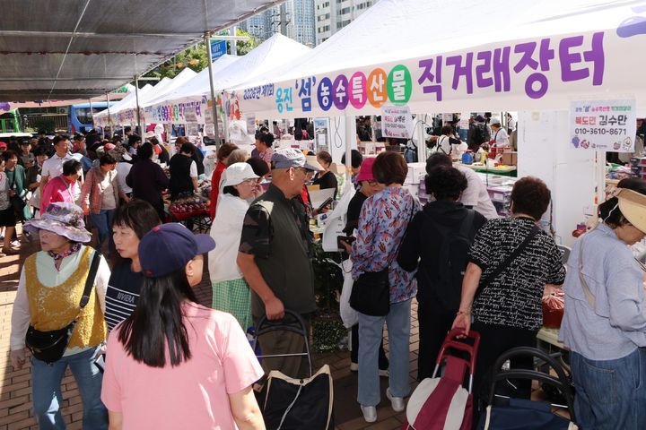 [인천=뉴시스] 제1회 옹진 섬 농수특산물 직거래 장터. (사진=옹진군 제공) 2026.09.21. photo@newsis.com *재판매 및 DB 금지