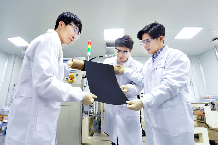 [서울=뉴시스] LG에너지솔루션 연구원이 대전기술연구원에서 건식전극을 살펴 보고 있는 모습. (사진=LG에너지솔루션 제공) 2026.09.21 photo@newsis.com *재판매 및 DB 금지