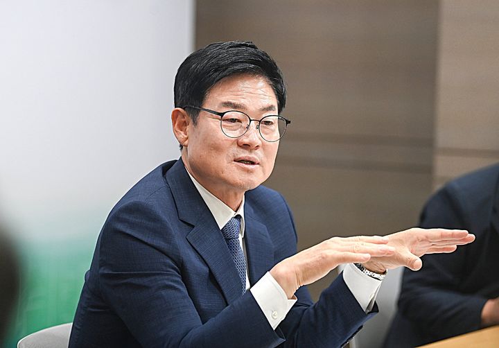 [원주=뉴시스] 이덕화 기자 = 21일 구자열 원주시장이 기자회견을 열고 시설관리공단과 문화재단, 체육회, 자원봉사센터 등 4개 산하기관의 쇄신 방향을 설명하고 있다. 2026.09.21. wonder8768@newsis.com *재판매 및 DB 금지